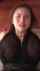 新招的巨乳秘书，干到伸舌头